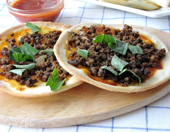  Посыпьте их рубленым базиликом и подавайте  с соусом сацибели. 