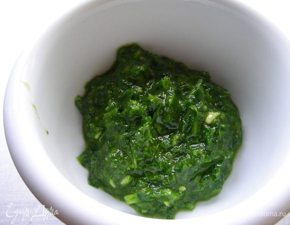 Сначала сделаем ароматное масло. Кладем все травы и чеснок в блендер, вливаем оливковое масло и взбиваем в пасту.
