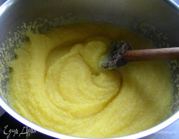 В сотейнике доводим воду до кипения, всыпаем крупу и готовим, постоянно помешивая, 3-4 минуты. Должна получиться густая каша, но все-таки такая, чтобы ее можно было распределить по форме (поэтому при необходимости можно добавить немного воды).
