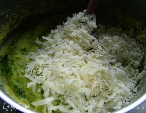 Добавляем в нее пармезан, сливочное масло, перец, соль по вкусу, травяную пасту. Перемешиваем. 