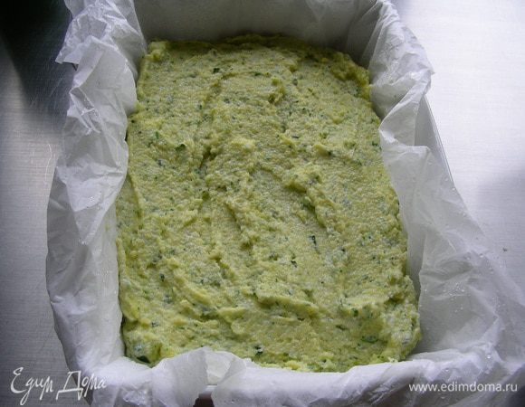 Теперь добавляем рикотту. Ее не обязательно сильно вмешивать - можно сделать что-то типа мраморного рисунка. Перекладываем поленту в небольшую прямоугольную или квадратную форму (например 22х22 см), смазанную маслом или выстеленную бумагой для выпечки. А можно и, возможно, даже удобнее использовать порционные формочки (для гратена). Оставляем на 30 минут, чтобы она остыла и затвердела.
