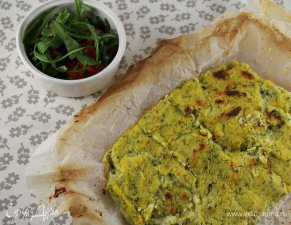 Подаем поленту горячей или теплой с салатом. Приятного аппетита))
