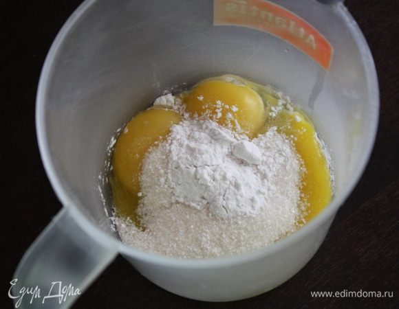 Заранее достаем из холодильника сыр маскарпоне,он нам нужен комнатной температуры.
Для начала сделаем заварной крем, так как его нужно будет охладить. Смешиваем венчиком до однородности желтки с сахаром и крахмалом. Молоко ставим на огонь,доводим почти до кипения. 