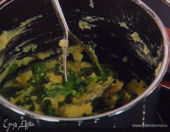 Картофель сварить, как обычно, на пюре. 2 шалота  и 1 зубок чеснока мелко нарезать и пассеровать в 50 г сливочного масла, добавить шпинат (для не любителей шпината - его можно  заменить любой зеленью) и притушить пока не поплывет, залить 50 мл овощного бульона, потушить 2- 3 мин, заправить солью, перцем, мускатным орехом. Картошку размять мялкой и соединить со шпинатом.