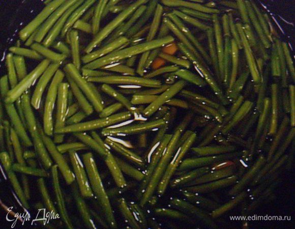 Тем временем отварить зелёную фасоль в присоленой воде до полуготовности. Это займёт около 6 мин. Откинуть на дуршлаг, дать стечь лишней жидкости.