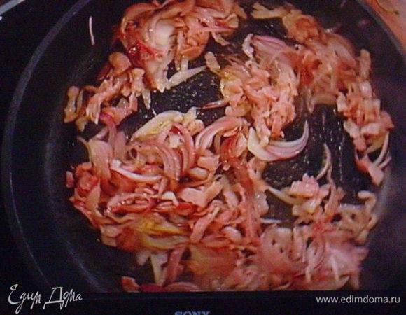 Бекон порезать и поджарить на оливковом масле с луком и последним зубчиком чеснока, добавить порезанные на дольки помидоры (предварительно сняв шкурку). Если у вас черри (как у меня), то их разрезать на половинки, не снимая кожицы.