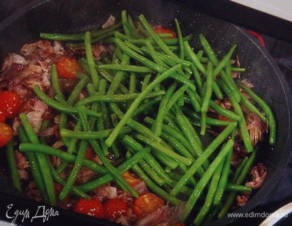 Добавить фасоль. Всё прогреть, приправить солью, перцем и мёдом. Довести до готовности.