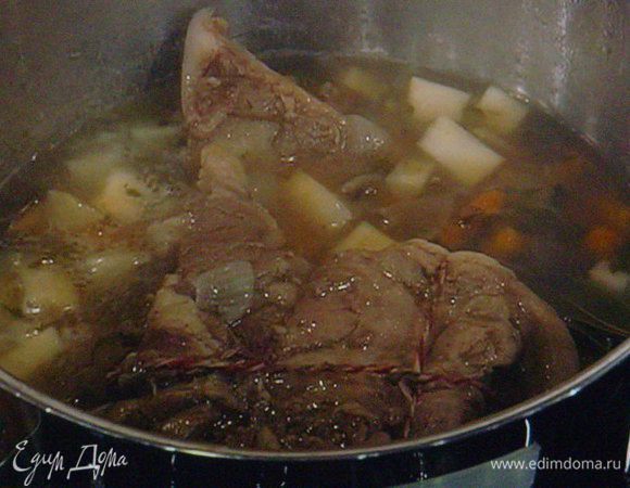 Готовое мясо освободить от ниток,