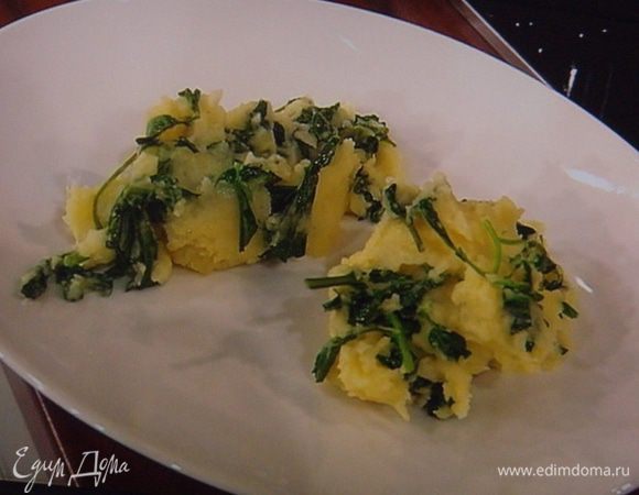 Пюре выложить на блюдо...фасоль с соусом и  ломтики мяса. Приятного аппетита !!