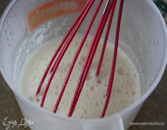 Теперь понемногу вливаем горячее молоко, постоянно помешивая венчиком,чтобы желтки не сварились. Потом переливаем смесь обратно в кастрюльку.