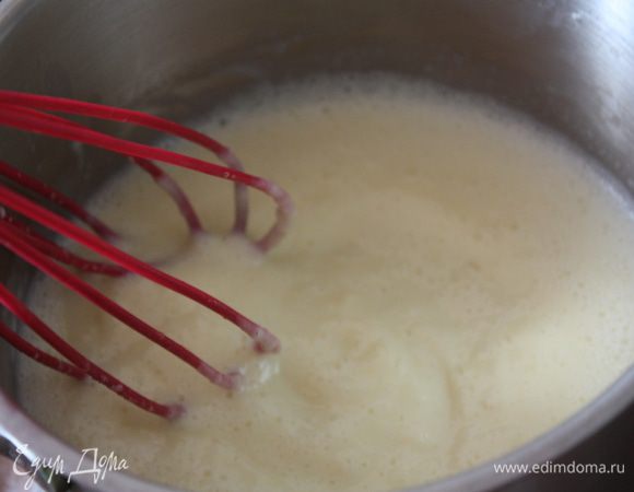 Ставим на небольшой огонь,доводим до кипения,(постоянно помешивая!!!)и варим до загустения.Примерно 5-7 минут.