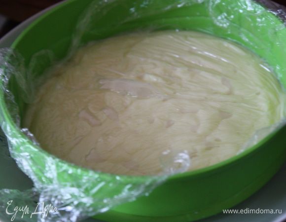 Крем готов. Перекладываем его в мисочку,накрываем пищевой пленкой и ставим охлаждаться. Убираем потом хотя бы на часик холодильник,для быстроты процесса можно и в морозилку поставить минут на 20.