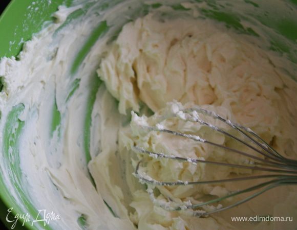 Крем маскарпоне легонько перемешиваем с сахарной пудрой,не взбиваем иначе он может расслоиться.

Сливки взбиваем до крепких пиков. И вводим их в маскарпоне аккуратно. Затем к заварному крему добавляем нашу сливочную массу. Какой же вкусный крем))))) Крем ставим хотя бы на часик в холодильник. Немного откладываем,чтобы потом промазать бортики.
