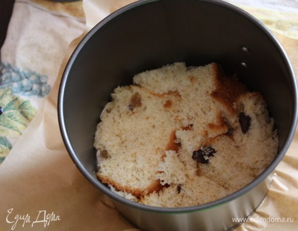 Нарезаем наш кулич толщиной примерно 2 см разными кусочками и выкладываем ими дно.