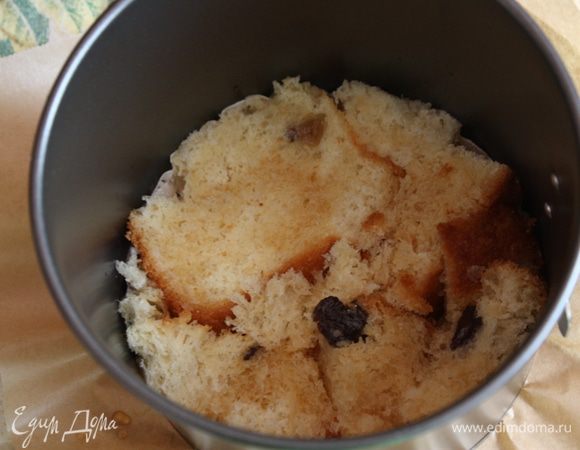 Пропитываем наш корж амаретто, у меня примерно 1 ст.л. на корж.