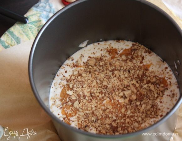 На корж выкладываем крем, сверху 2 ст.л. абрикосового джема, посыпаем половиной измельченных орехов.