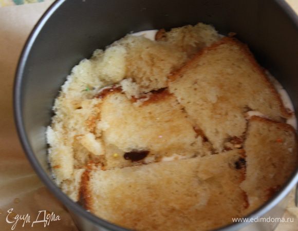 Сверху снова выкладываем слой кулича, пропитываем амаретто