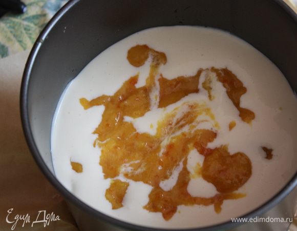 выкладываем крем, на него апельсиновый джем.