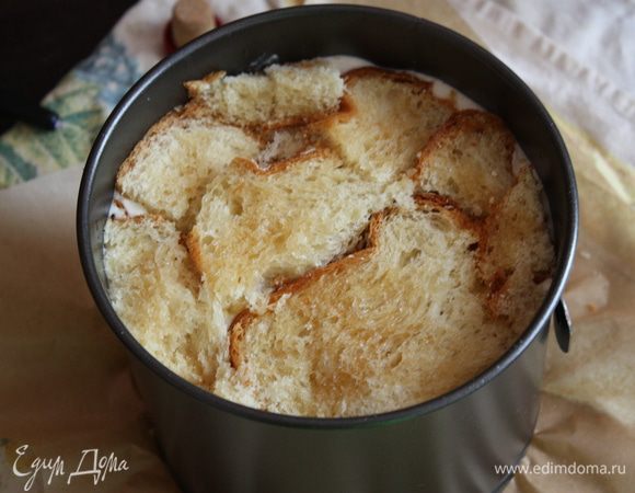 Сверху выкладываем кулич и повторяем слой с абрикосовым вареньем и миндалем, сверху накрываем слоем кулича и выкладываем крем сверху. Накрываем пищевой пленкой и ставим в холодильник на 4-5 часов.