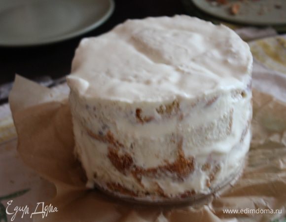 Потом достаем торт из холодильника,снимаем бортики. Бока украшаем измельченным миндалем,сверху выкладываем нарезанные фрукты. И наслаждаемся!!!