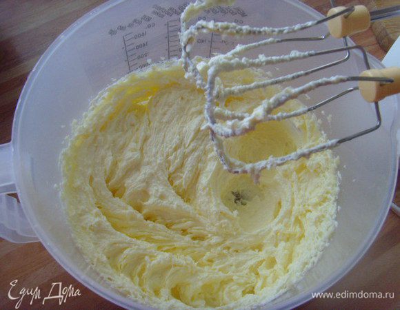 Масло взбить с сахаром, солью до кремовой консистенции.