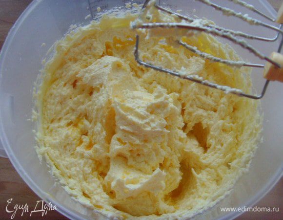 Ввести по одному яйца, постоянно взбивая.