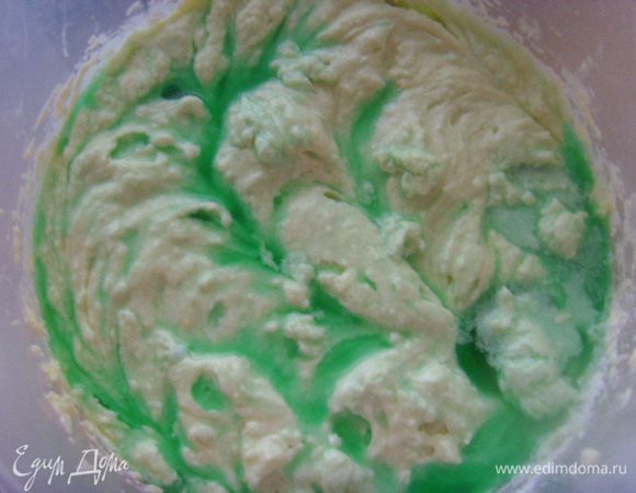 Муку смешать с крахмалом и пекарским порошком и ввести в тесто со 150 мл мятного ликёра. 