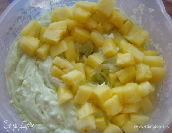 В тесто нежного салатового цвета и консистенции густого крема ввести порезанные на кусочки ананасы.