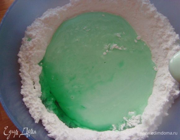 200 г сахарной пудры смешать с мятным ликером и украсить полностью остывший кекс ментоловой помадкой.