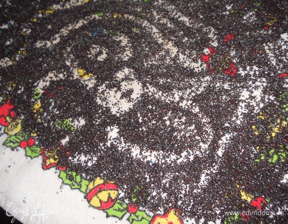 Мак сцедить, промывая холодной водой и выложить на полотенце, как у меня на фото и дать просушиться минут 15, на фото похудожничала моя доця))).