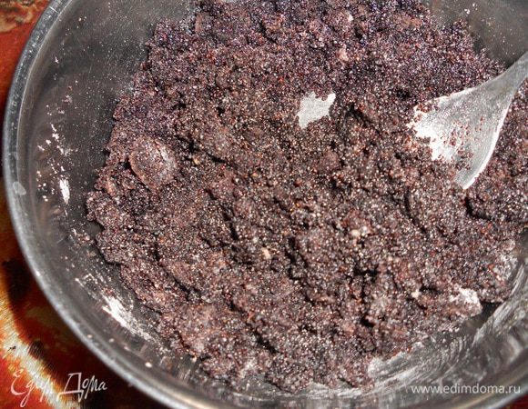 Затем мак протереть в ступке или кофемолке, смешать с пудрой и медом.