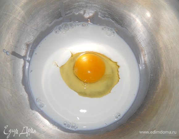 Сливки смешать с яйцом, ванильным сахаром и солью.