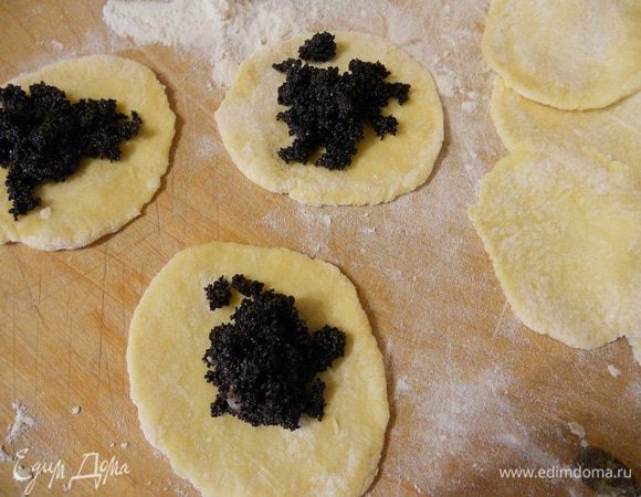 Делим тесто на маленькие части, раскатываем и на серединку кладем начинку.