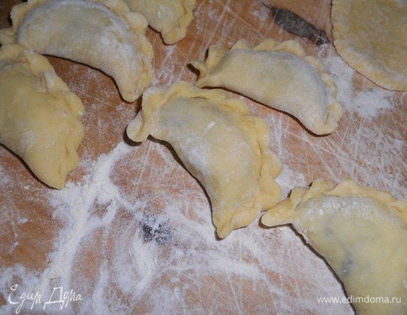 Залепливаем, варим в подсоленной воде, помешивая, после того как всплывут 5 - 7 минут.