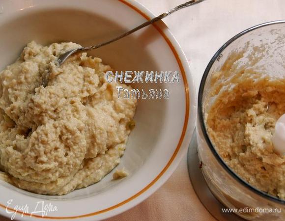 Все продукты пропускаем через мясорубку или пробиваем в комбайне с насадкой нож, чтобы получилась пастообразная масса.