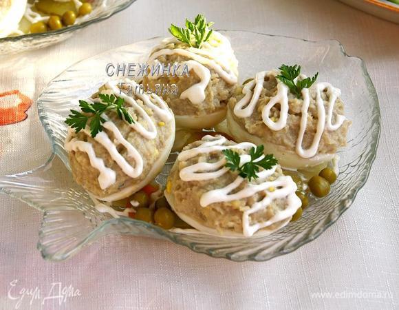 При подаче картофель, морковь, огурец нарезаем кружочками и раскладываем на блюдо. Укладываем сверху фаршированные яйца. Красиво поливаем майонезом. Украшаем зелёным горошком и посыпаем оставшимися желтками.