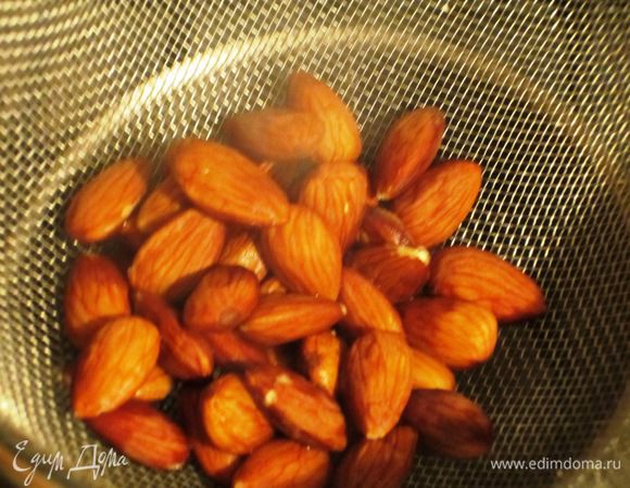 Миндаль откинуть на дуршлаг,залить холодной водой  и оставить на 5 минут. 