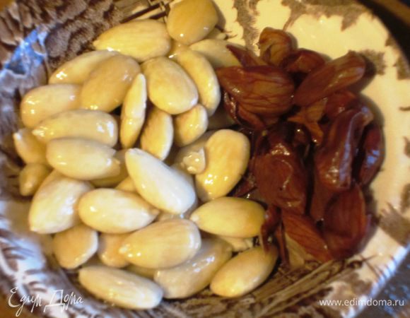 Кожица миндаля набухла и  теперь её легко снять руками.