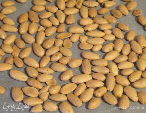 В разогретую до 140°С духовку  выложить миндаль на противень с пергаментом на 20 минут.
