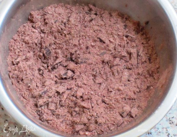 Шоколад мелко нарезать,смешать с какао,разрыхлителем и крахмалом.