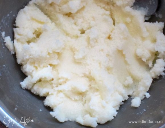 Сахар растереть со сливочным маслом комнатной температуры до получения кремообразной массы.