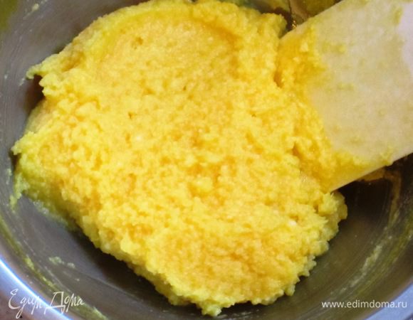 Добавить желтки,щепотку соли,перемешать.