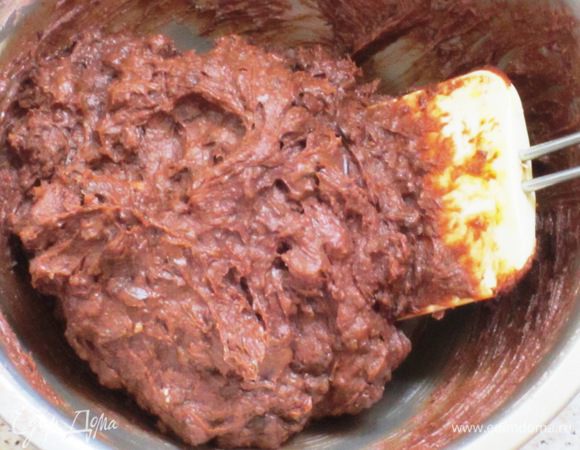 Добавить шоколадную массу и ещё раз тщательно перемешать.