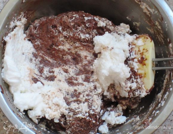 Аккуратными движениями снизу-вверх ввести белки в тесто....