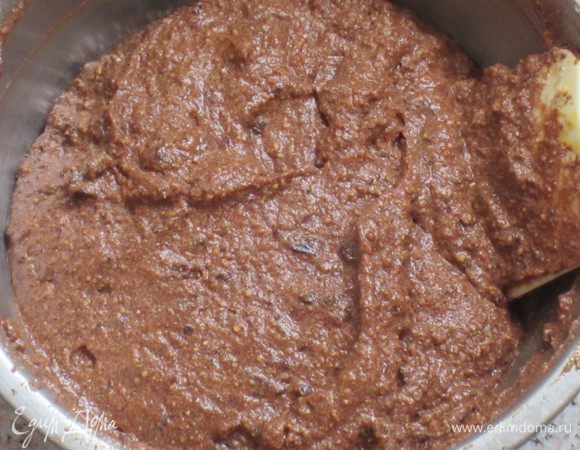 Добавить орехи и аккуратно перемешать.