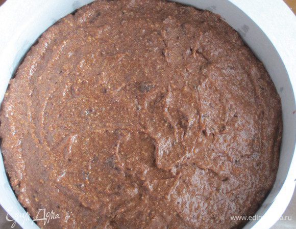 Выложить тесто в форму с пергаментом (у меня диаметр 20 см) и выпекать в разогретой до 170 °С духовке 50-55 минут.