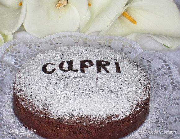 Вырезать из плотного картона буквы и выложить слово "Capri" или "Caprese", посыпать сахарной пудрой.