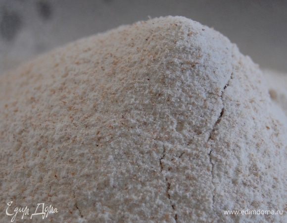 О муке. Готовлю этот пирог не впервые  и каждый раз меняю состав муки.  И никак не могу остановиться на самом удачном варианте, поскольку всегда получается вкусно.  На этот раз у меня практически в равных пропорциях три вида муки.  Можно заменить  на обычную пшеничную (зоо г). Итак, муку просеять с солью и разрыхлителем.