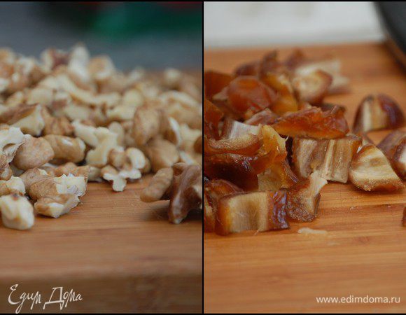 Финики и грецкие орехи крупно порубить.   Финики не нужно замачивать в воде. И вообще, чем он плотнее – тем лучше. Орехи  протереть между ладонями, тем самым очистив их от ненужной шелухи.  