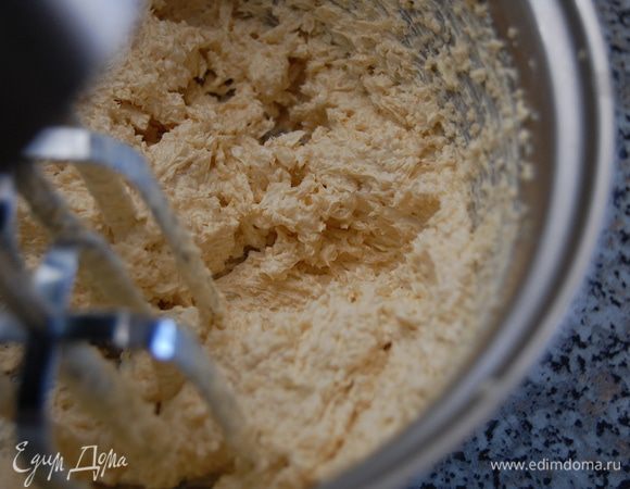 В оригинальном рецепте использовался белый сахар, но  я настоятельно рекомендую заменить его  коричневым.  Количество сахара можете немного увеличить.  Размягченное сливочное масло взбить с сахаром в пышную пену.